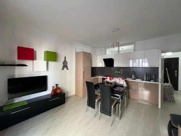 Tirane, jepet me qera apartament 2+1+Ballkon Kati 4, 82 m² 450 € (3 deshmoret)