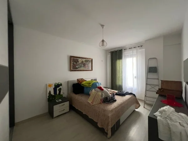 Tirane, jepet me qera apartament 2+1+Ballkon Kati 4, 82 m² 450 € (3 deshmoret)
