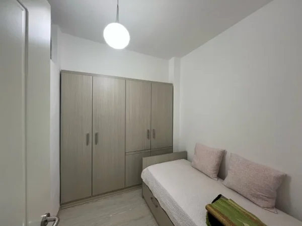 Tirane, jepet me qera apartament 2+1+Ballkon Kati 4, 82 m² 450 € (3 deshmoret)