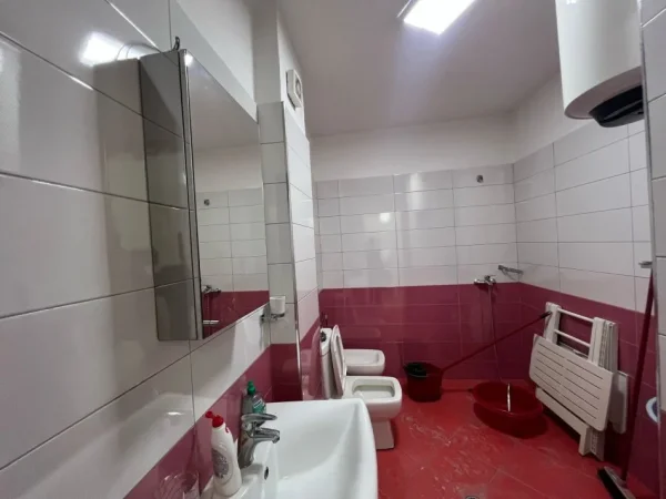 Tirane, jepet me qera apartament 2+1+Ballkon Kati 4, 82 m² 450 € (3 deshmoret)
