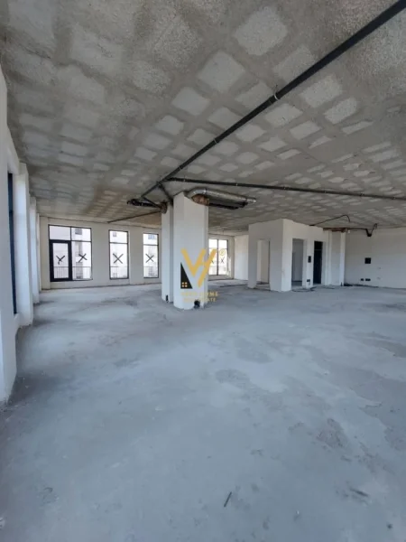 Tirane, jepet me qera zyre Kati 1, 229 m² 2.500 € (PORCELAN)