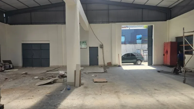 Tirane, jap me qera magazine Kati 0, 1.000 m² 4.000 € (Misto mame)