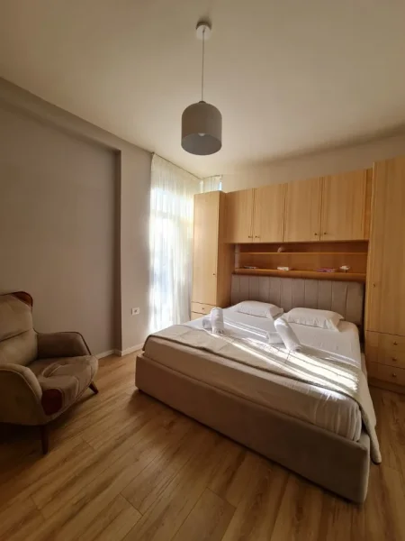 Tirane, jepet me qera apartament 1+1+Ballkon Kati 2, 67 m² 600 € (Bllok)