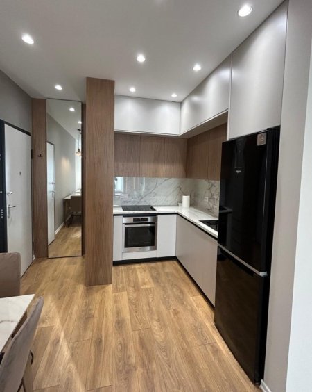 Tirane, jepet me qera apartament 1+1+Ballkon Kati 20, 80 m² 1.000 € (Rruga E Kavajes)
