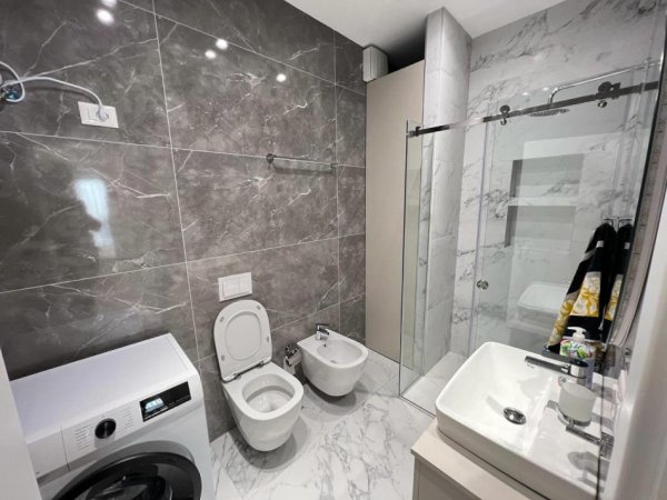 Tirane, jepet me qera apartament 1+1+Ballkon Kati 20, 80 m² 1.000 € (Rruga E Kavajes)