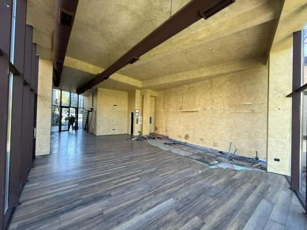 Tirane, jepet me qera lokal Kati 0, 118 m² 2.000 € (Stadiumi Dinamo)