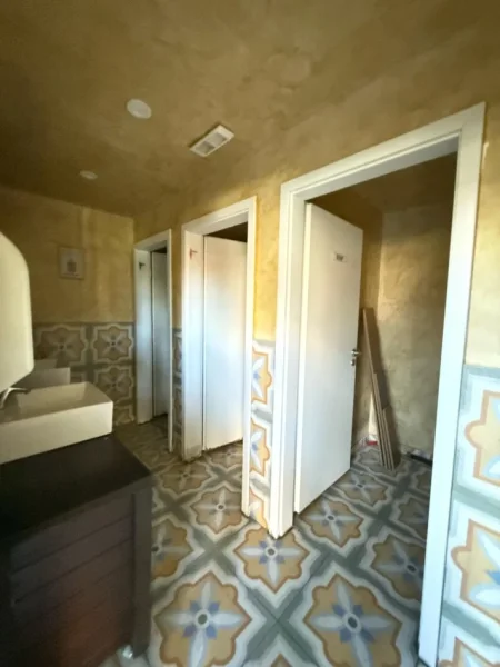 Tirane, jepet me qera lokal Kati 0, 118 m² 2.000 € (Stadiumi Dinamo)