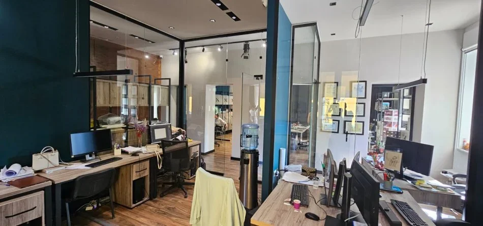 Tirane, jepet me qera ambjent biznesi Kati 3, 140 m² 1.700 € (Prane Stadiumit Dinamo)