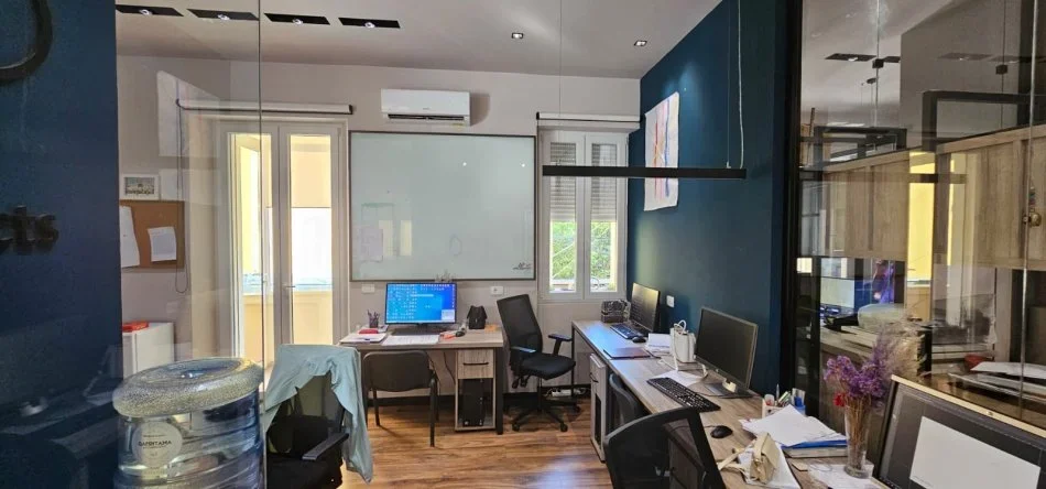 Tirane, jepet me qera ambjent biznesi Kati 3, 140 m² 1.700 € (Prane Stadiumit Dinamo)