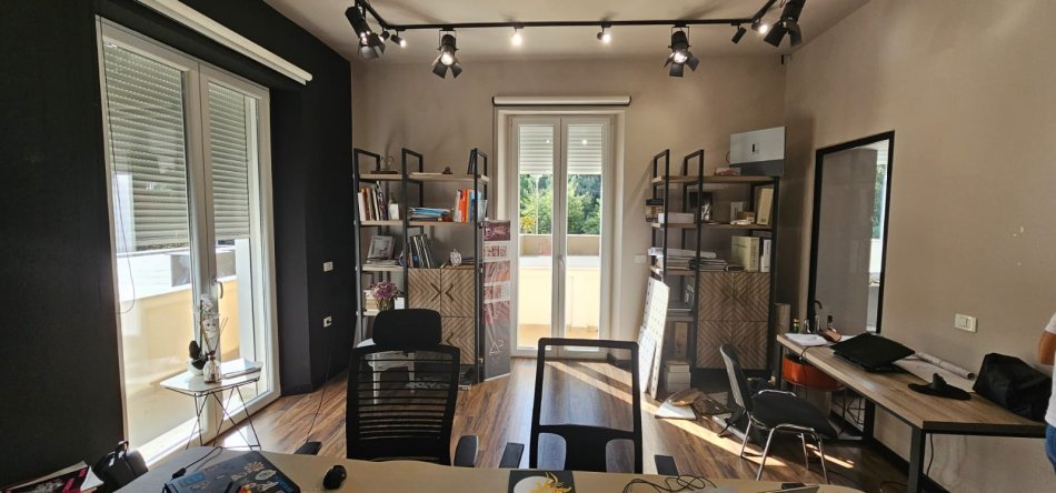 Tirane, jepet me qera ambjent biznesi Kati 3, 140 m² 1.700 € (Prane Stadiumit Dinamo)