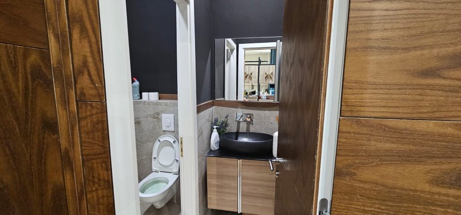 Tirane, jepet me qera ambjent biznesi Kati 3, 140 m² 1.700 € (Prane Stadiumit Dinamo)
