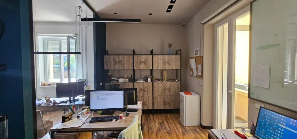 Tirane, jepet me qera ambjent biznesi Kati 3, 140 m² 1.700 € (Prane Stadiumit Dinamo)