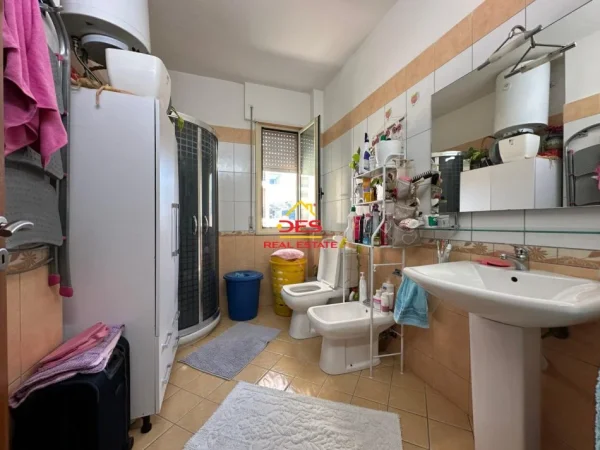 Vlore, jepet me qera apartament 3+1+Ballkon Kati 7, 153 m² 600 € (Rruga Sadi Zotaj)