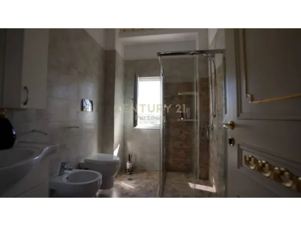 Tirane, shes Vile , 1.000 m² 900.000 € (Kodra e Priftit)