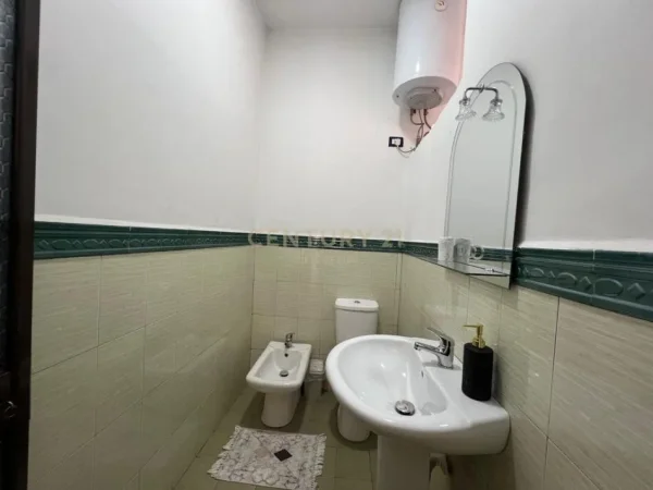 Tirane, jap me qera apartament 3+1+2 , 108 m² 800 € (Komuna e Parisit)