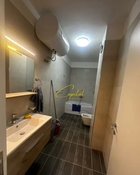 Tirane, jepet me qera dyqan Kati 8, 91 m² 900 € (QENDER)