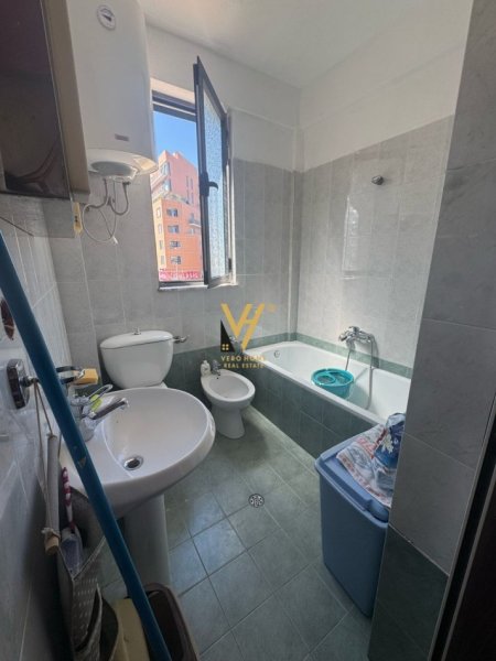 Tirane, jepet me qera apartament 1+1+Ballkon Kati 3, 80 m² 500 € (STADIUMI DINAMO)
