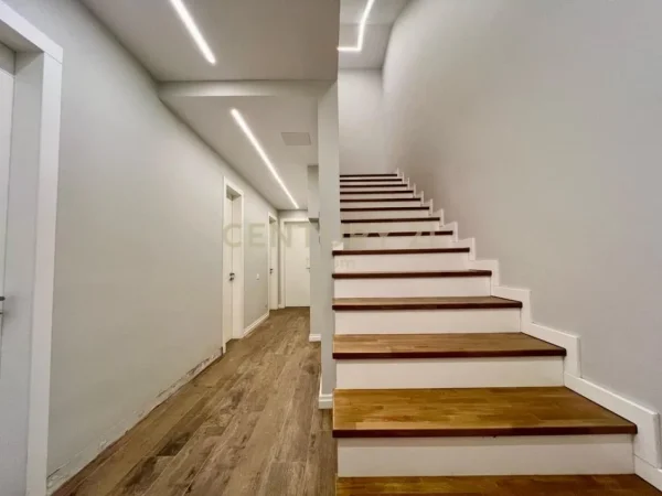 Tirane, shes Vile , 410 m² 1.150.000 € (Liqeni i Thate)