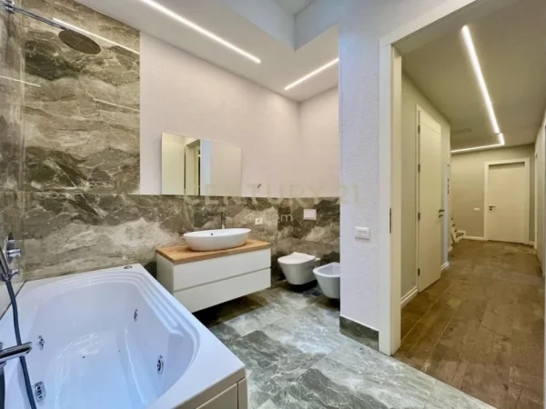 Tirane, shes Vile , 410 m² 1.150.000 € (Liqeni i Thate)