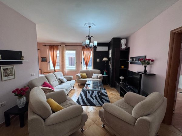 Tirane, jepet me qera apartament 2+1+Aneks+Ballkon Kati 3, 600 € (kodra e diellit)