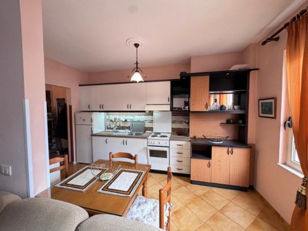 Tirane, jepet me qera apartament 2+1+Aneks+Ballkon Kati 3, 600 € (kodra e diellit)