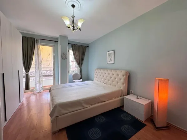 Tirane, jepet me qera apartament 2+1+Aneks+Ballkon Kati 3, 600 € (kodra e diellit)