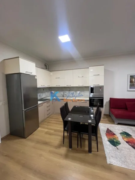 Tirane, jap me qera apartament 2+1+Ballkon Kati 4, 85 m² 600 € (Fusha e Aviacionit, afer shkolles Dhora Leka)