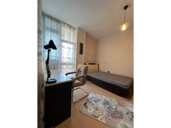 Qera, Apartament 2+1+2, Shkolla e Kuqe, Tiranë.