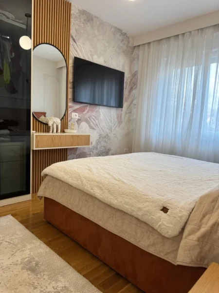 Tirane, jepet me qera apartament 1+1 , 75 m² 950 € (Rr Barrikadave)
