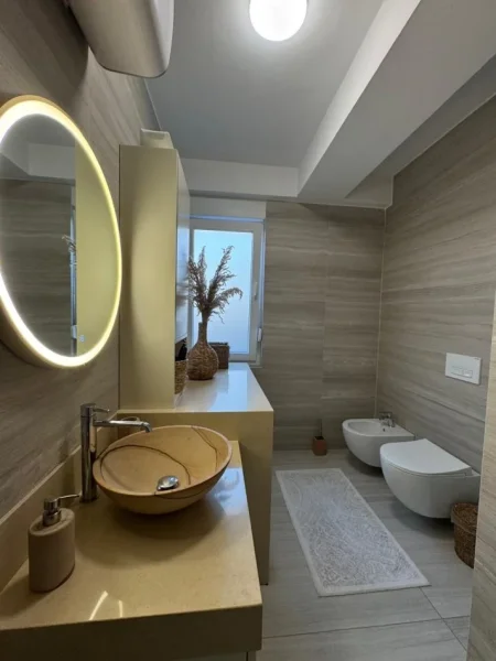 Tirane, jepet me qera apartament 1+1 , 75 m² 950 € (Rr Barrikadave)