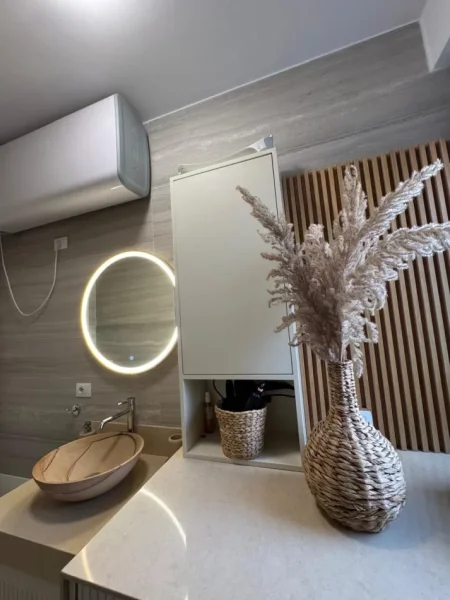 Tirane, jepet me qera apartament 1+1 , 75 m² 950 € (Rr Barrikadave)