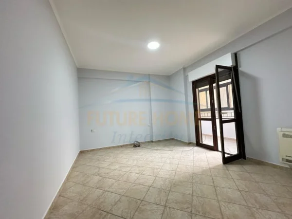 Shitet, Apartament 3+1+2, Komuna e Parisit, Tiranë.