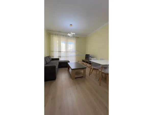 Tirane, jepet me qera apartament 2+1+Ballkon Kati 4, 100 m² 550 € (yzberisht tirane)