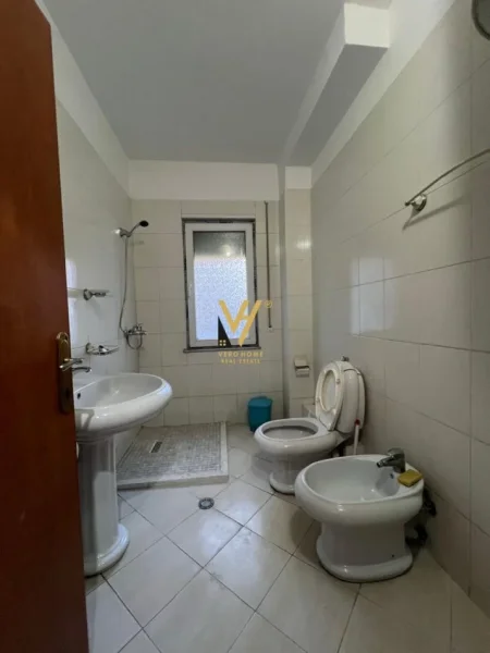 Tirane, shitet apartament 3+1+Ballkon Kati 1, 143 m² 250.000 € (KODRA E DIELLIT)