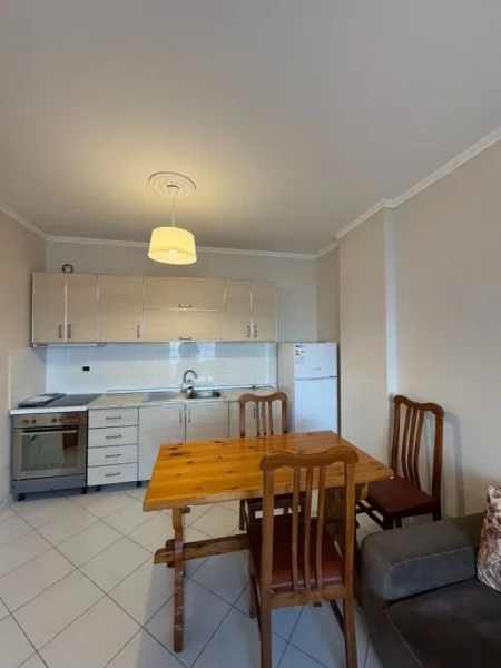 Tirane, jap me qera apartament 2+1+Ballkon Kati 3, 97 m² 450 € (Te pallatet Fratari)