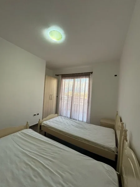 Tirane, jap me qera apartament 2+1+Ballkon Kati 3, 97 m² 450 € (Te pallatet Fratari)