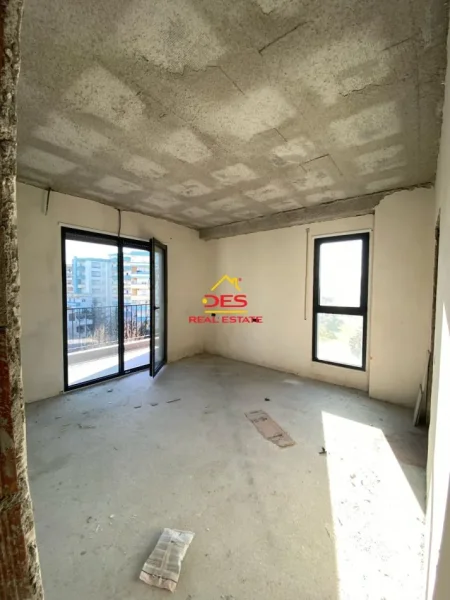 Vlore, shitet apartament 2+1+Ballkon Kati 4, 137 m² 355.000 € (Rruga Murat Tërbaçi)