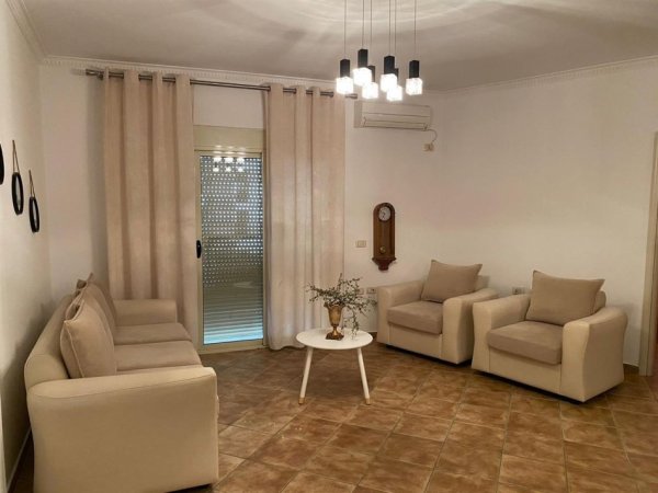 Tirane, jepet me qera apartament 1+1+Ballkon Kati 5, 60 m² 350 € (Fresk prane Big Market)