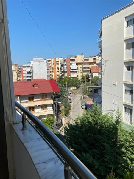 Tirane, jepet me qera apartament 1+1+Ballkon Kati 5, 60 m² 350 € (Fresk prane Big Market)