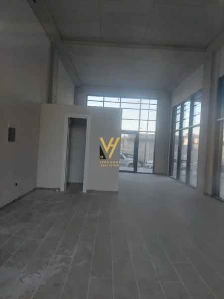 Tirane, jepet me qera dyqan Kati 0, 67 m² 1.200 € (PORCELAN)