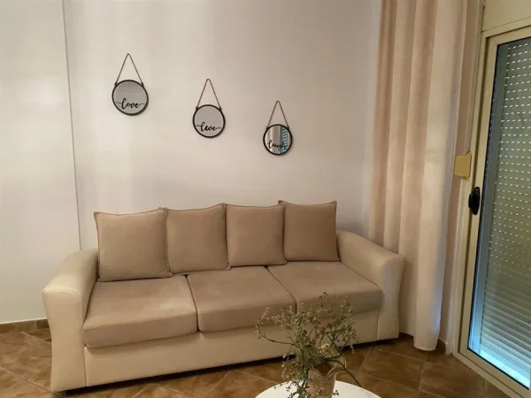 Tirane, jepet me qera apartament 1+1+Ballkon Kati 5, 60 m² 350 € (rruga Muhamet Deliu)