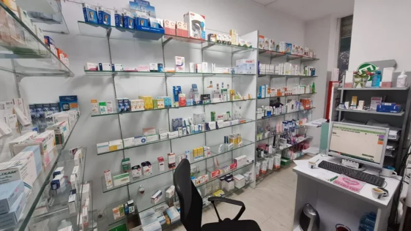 Tirane, shes Mobilje dhe rafte xhami per farmaci ose butik 1.500 €