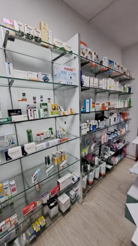 Tirane, shes Mobilje dhe rafte xhami per farmaci ose butik 1.500 €