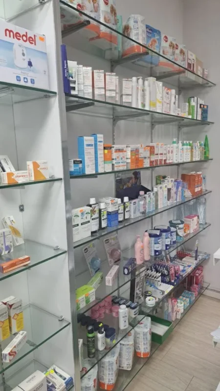 Tirane, shes Mobilje dhe rafte xhami per farmaci ose butik 1.500 €