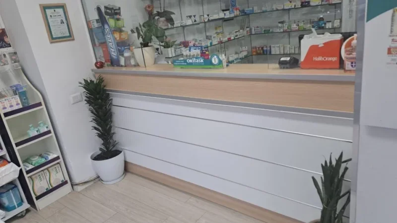 Tirane, shes Mobilje dhe rafte xhami per farmaci ose butik 1.500 €