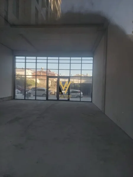 Tirane, jepet me qera dyqan Kati 0, 162 m² 2.500 € (PORCELAN)