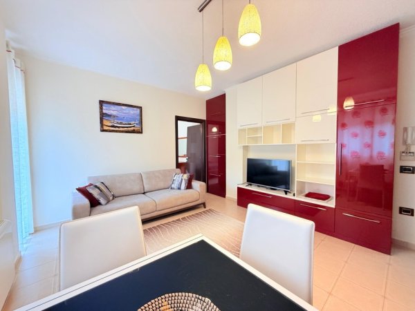 Tirane, jepet me qera apartament 1+1+Aneks+Ballkon Kati 2, 500 € (liqeni i thate)