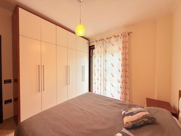 Tirane, jepet me qera apartament 1+1+Aneks+Ballkon Kati 2, 500 € (liqeni i thate)