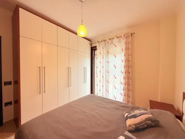 Tirane, jepet me qera apartament 1+1+Aneks+Ballkon Kati 2, 500 € (liqeni i thate)