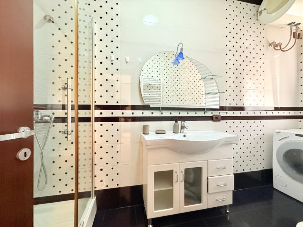 Tirane, jepet me qera apartament 1+1+Aneks+Ballkon Kati 2, 500 € (liqeni i thate)
